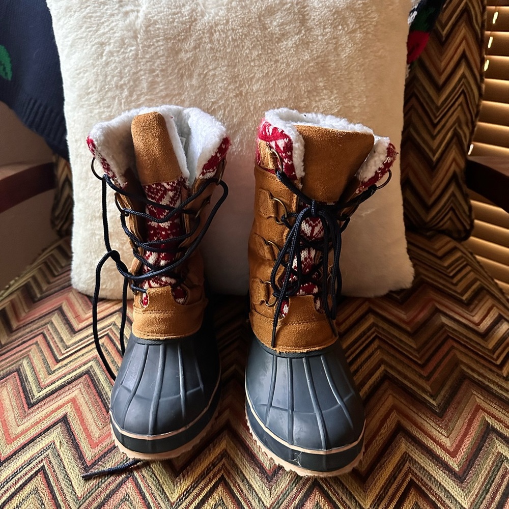 Gently used (4-5 times) Women’s Khombu Snow boots Size 10